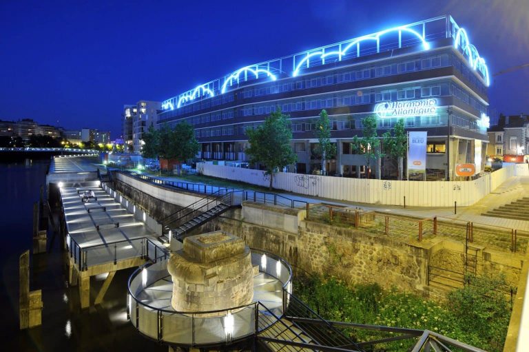 François Morellet - De temps en temps Île de Nantes bâtiment Harmonie Atlantique création pérenne Estuaire 2010