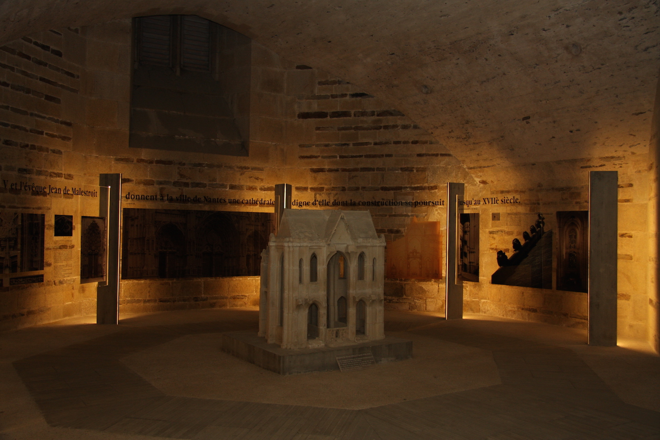 1636e485c85-header-crypte-de-la-cathdrale-saint-pierre-nantes-loire-atlantique-benoit-david_lvan-2