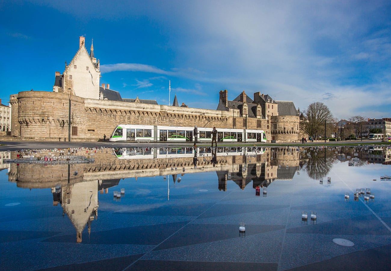 Miroir d’eau devant le château des ducs et le tramway, Nantes Miroir d'eau devant le château des ducs et le tramway, Nantes