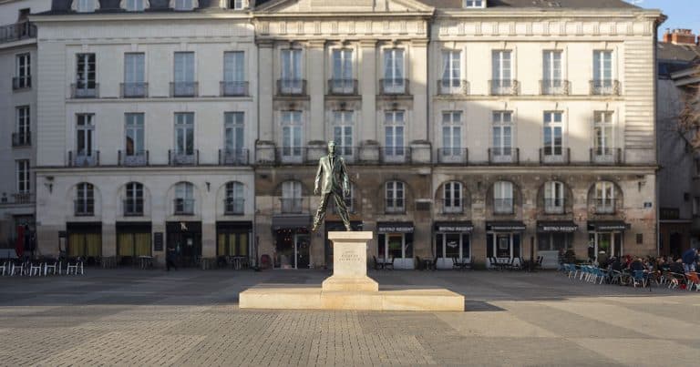 Philippe Ramette, Éloge du pas de côté, Place du Bouffay, Nantes