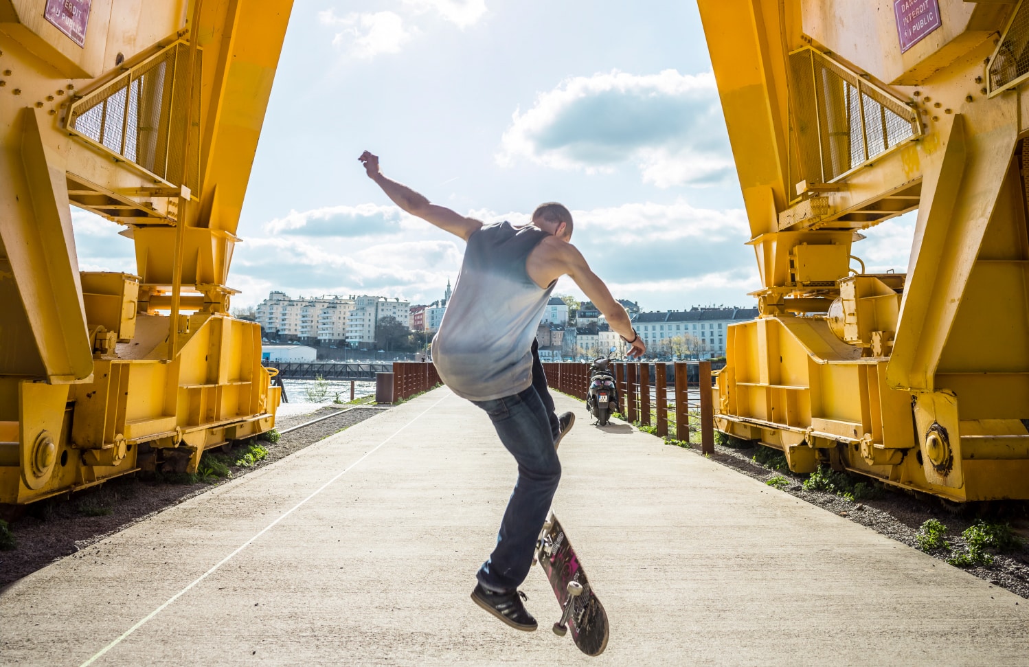 Skater sous la grue jaune, parc des Chantiers, Nantes