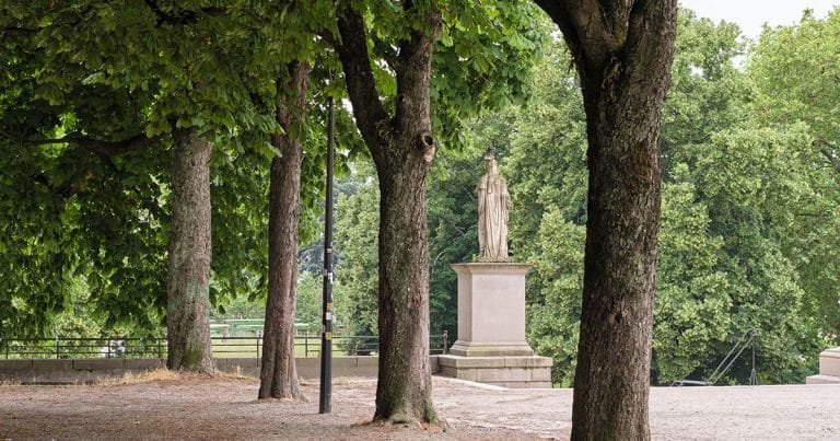 Anne de Bretagne, Cours Saint-Pierre, Des histoires de statues, Le Voyage à Nantes