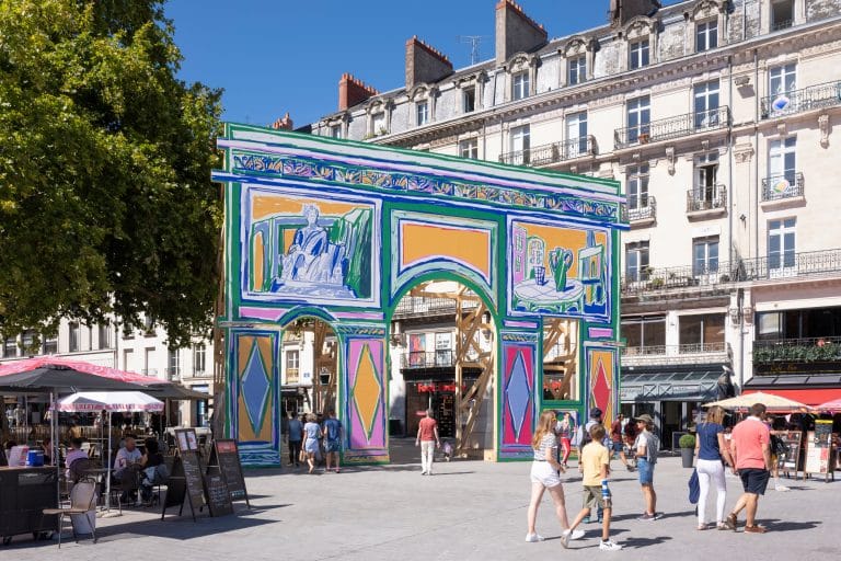 Façades chromatiques, Une invitation aux voyages imaginaires, Alexandre Benjamin Navet, Place du Commerce, Le Voyage à Nantes 2022 Façades chromatiques - Alexandre Benjamin Navet - Place du Commerce - Le Voyage à Nantes 2022