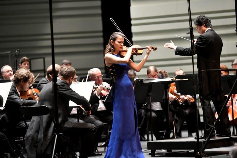 La folle journée 2020 à Nantes est consacrée à Beethoven. Ici Sinfonia Varsovia avec Lio Kuokman à la direction et Liya Petrova au violon