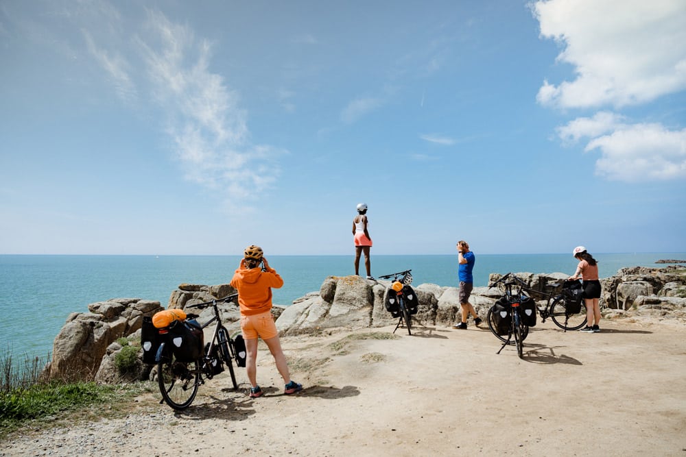 Groupe de cyclistes au bord de la mer